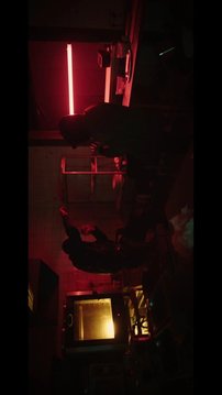 她看見(jiàn)紅色游戲截圖3