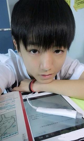 TFBOYS王俊凯自拍动态壁纸截图1