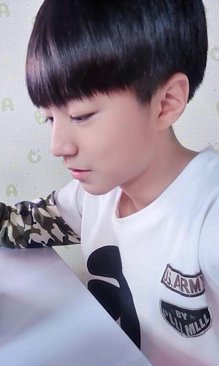 TFBOYS王俊凯自拍动态壁纸截图2