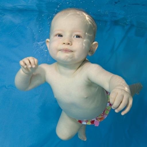 Child Swims In Water Wallpaper截图5