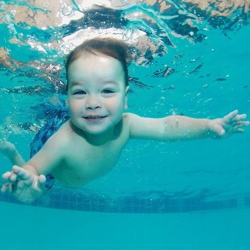 Child Swims In Water Wallpaper截图6