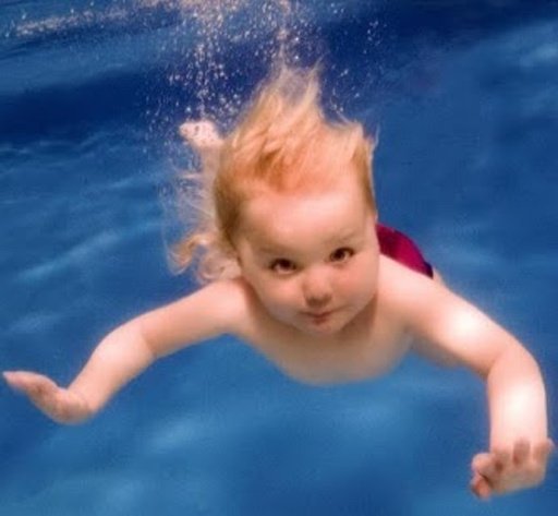 Child Swims In Water Wallpaper截图2