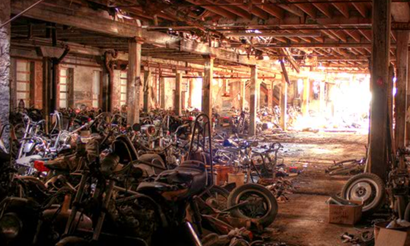 Motorcycle Graveyard Escape截图4